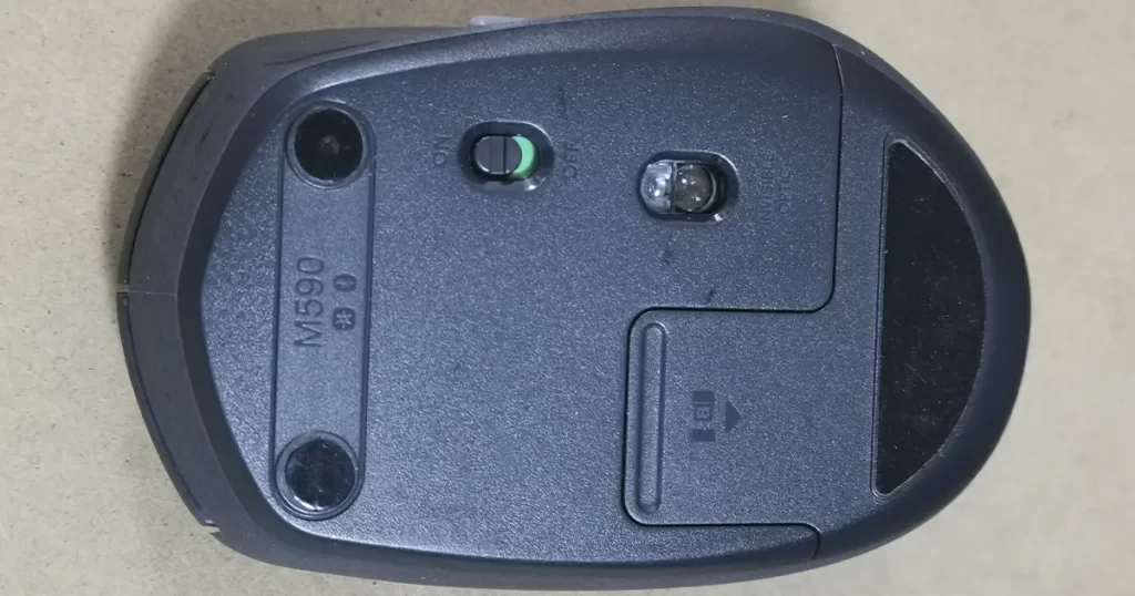 Logicool M590の裏面から見た俯瞰画像