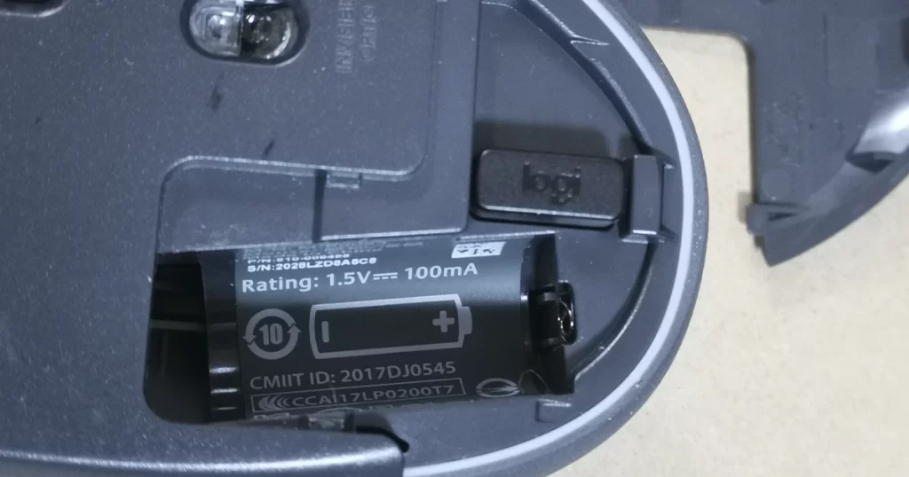 Logicool M590の裏側蓋を開けてみた俯瞰画像